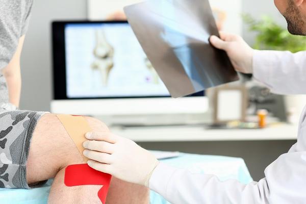 Treatment of Knee Arthrosis Varies According to the Person